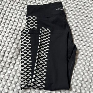 Like New! Lorna Jane Black Leggings with Gray Reflective Diamond Pattern.